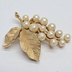 Crown Trifari faux round pearl grapes leaf pin brooch gold tone white Retro
